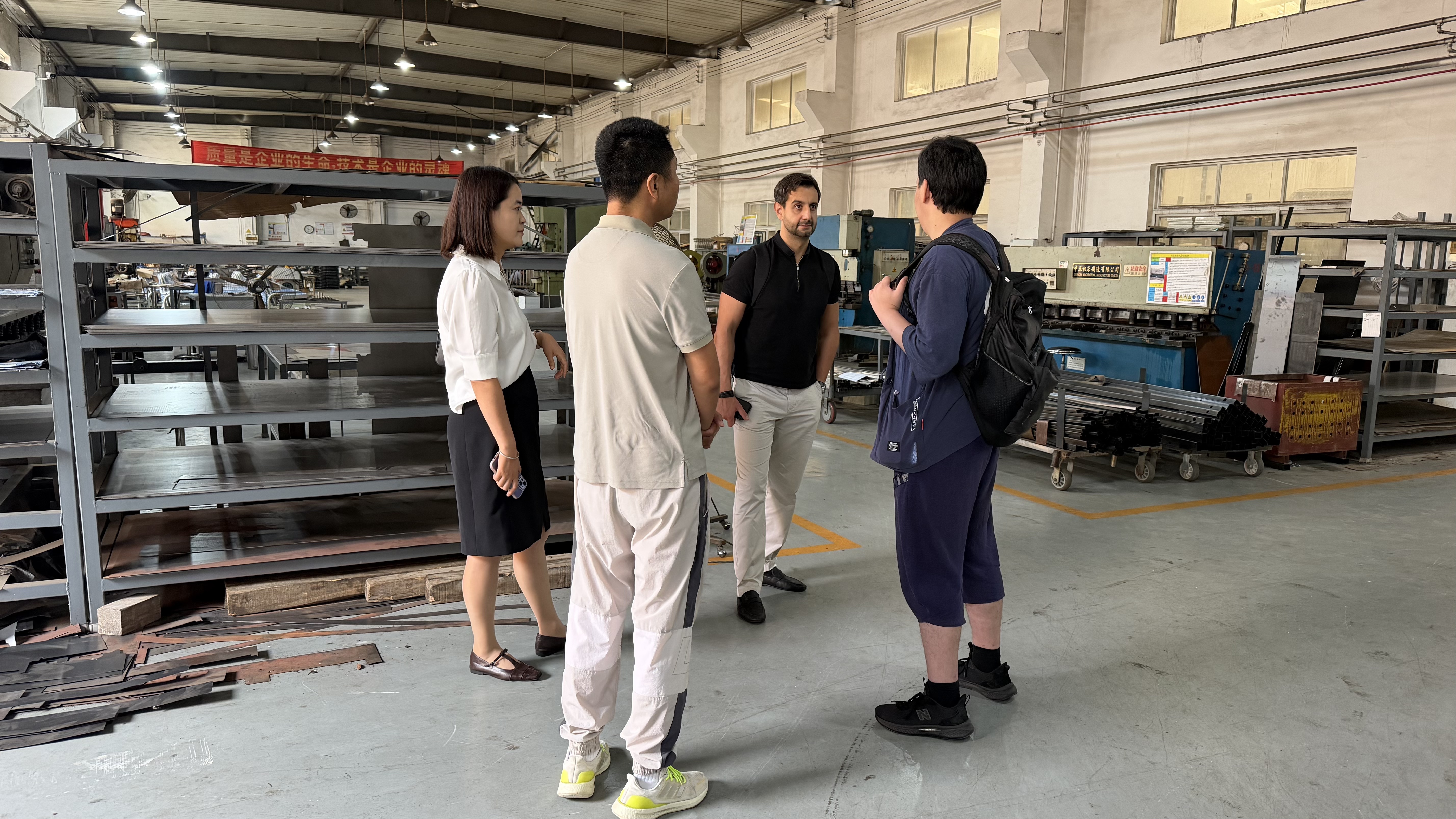 A Russian customer came to visit the factory. A Russian customer came to visit the factory.