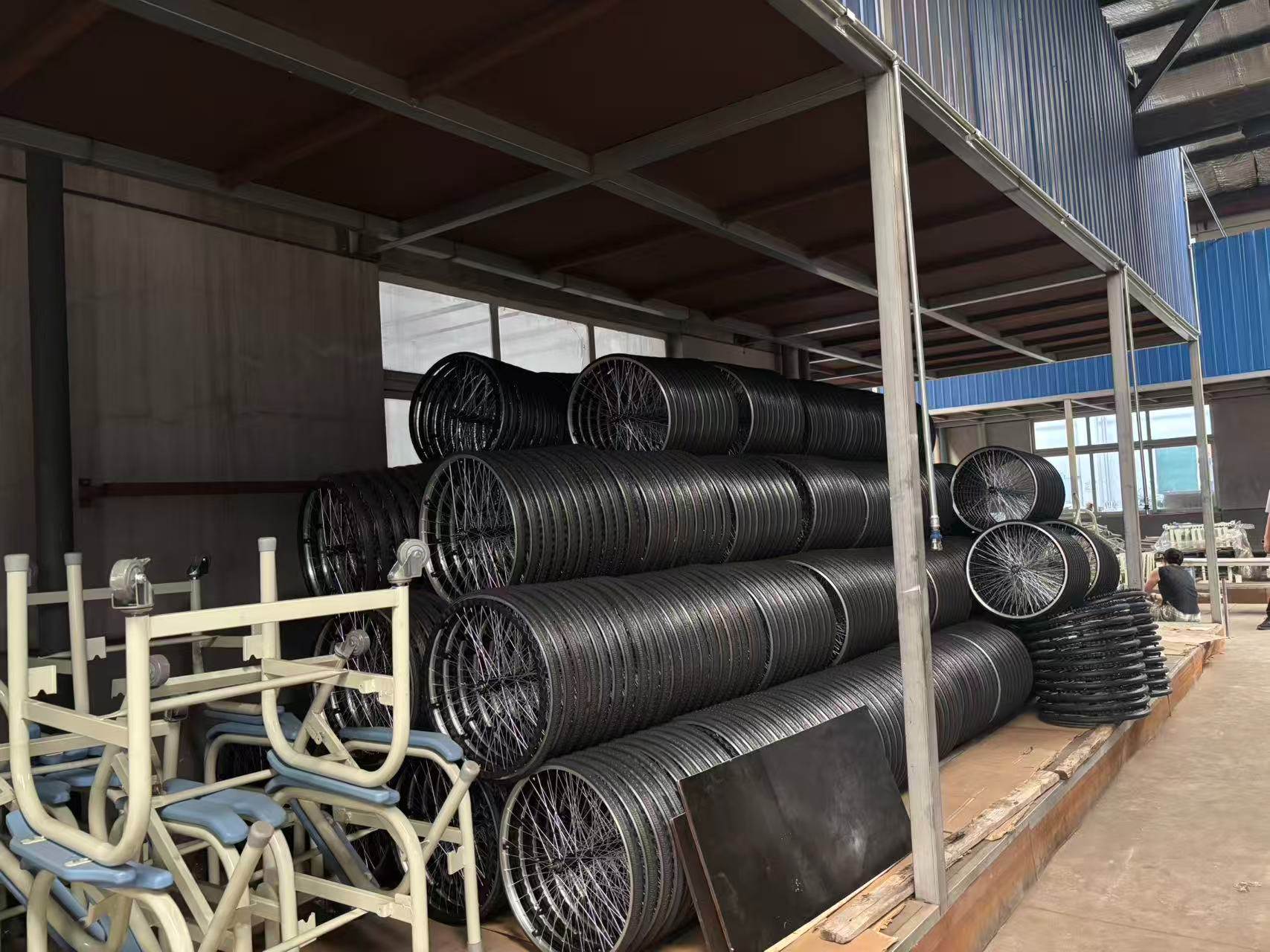 Warehouse wheelchair wheels are arranged in 2 rows.