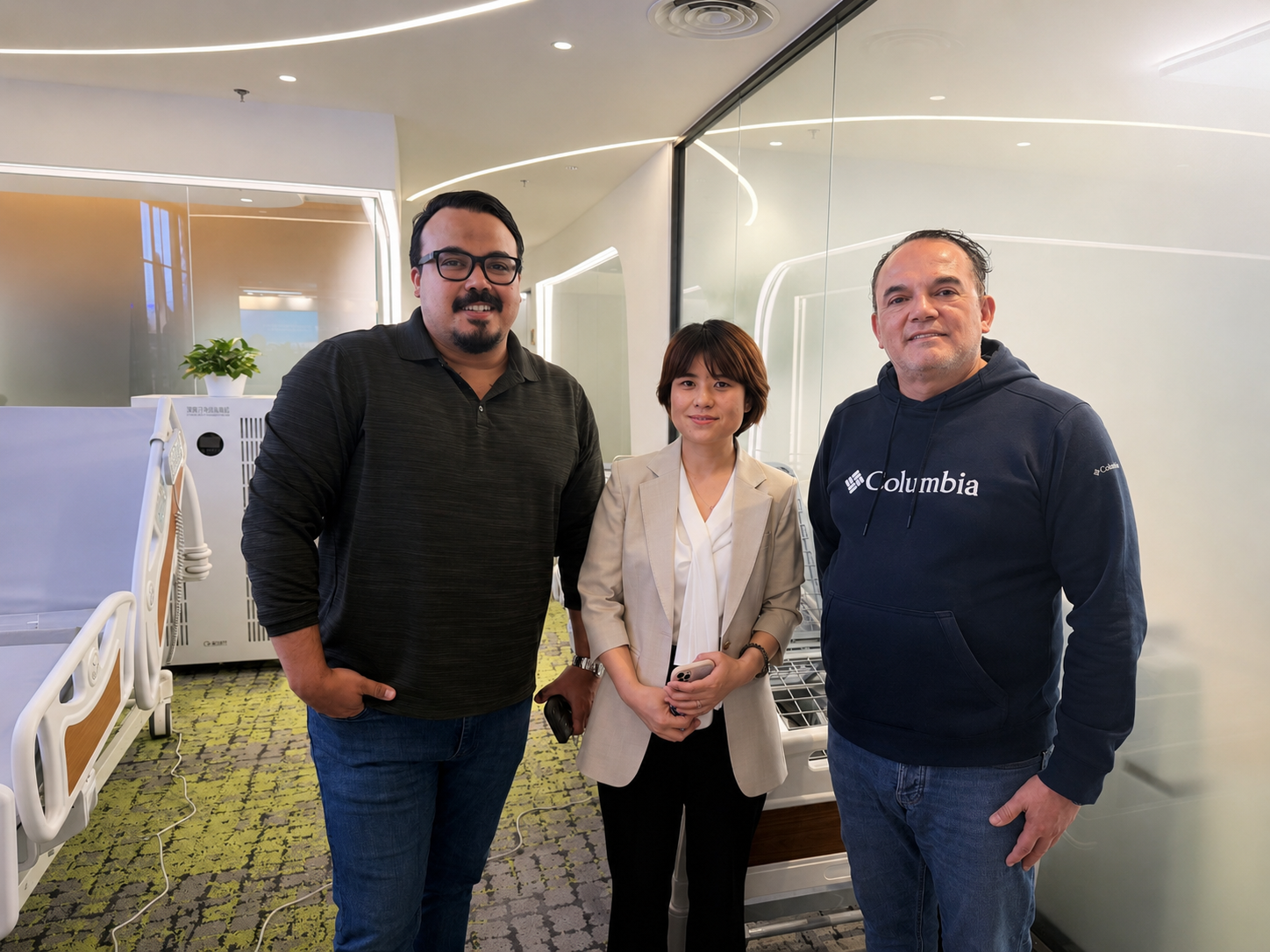 Take photos with foreign clients for commemoration
