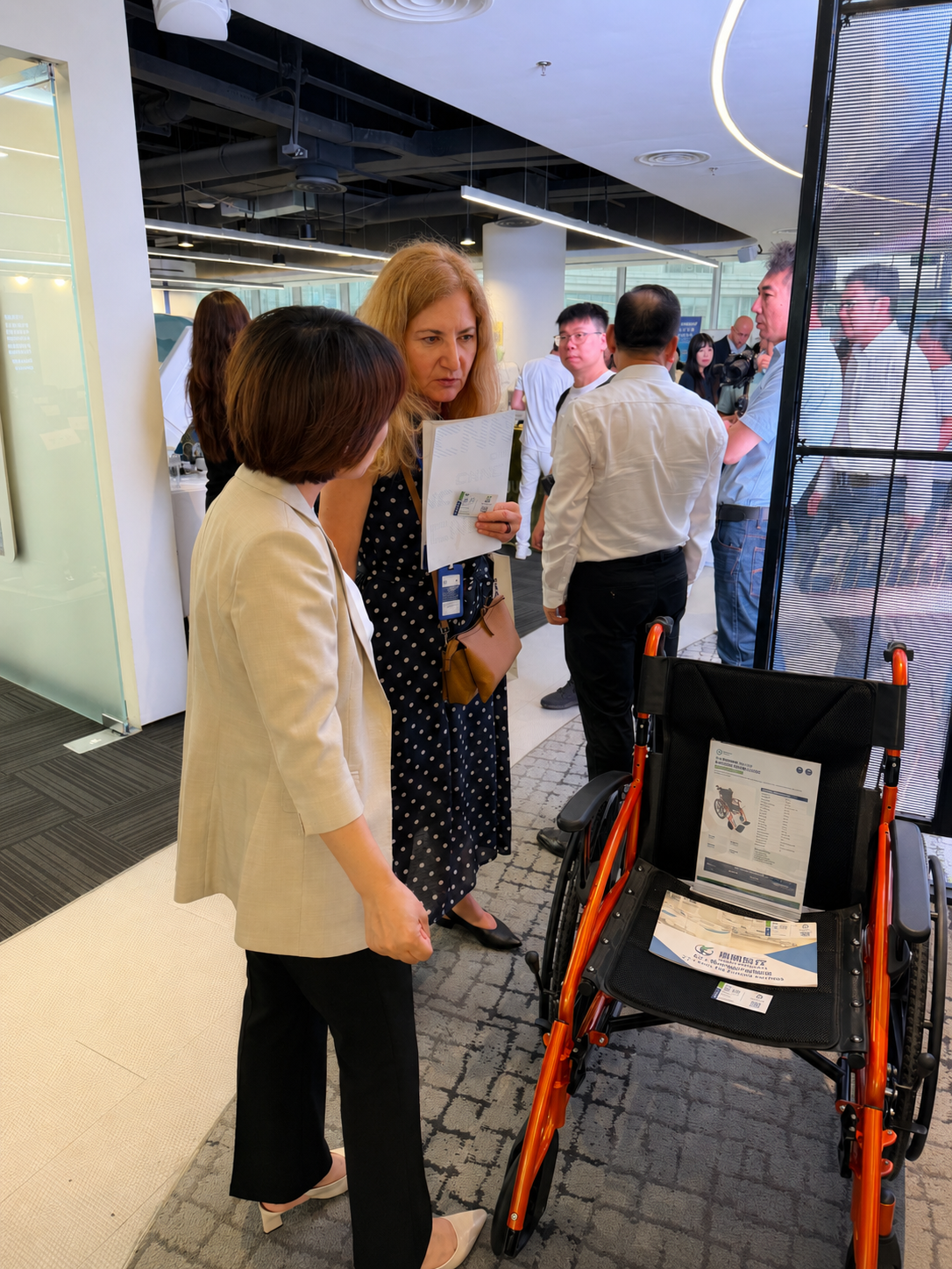 Kangli Medical discussing wheelchair products with overseas customer