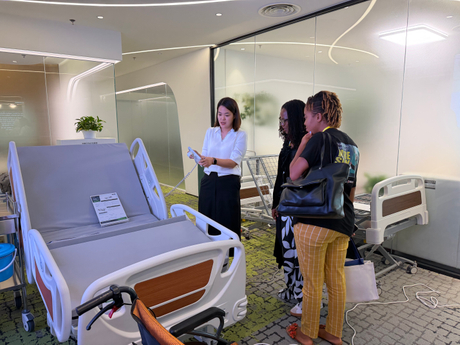 Demonstrar o funcionamento da cama hospitalar de cinco fun&ccedil;&otilde;es aos clientes africanos.jpg