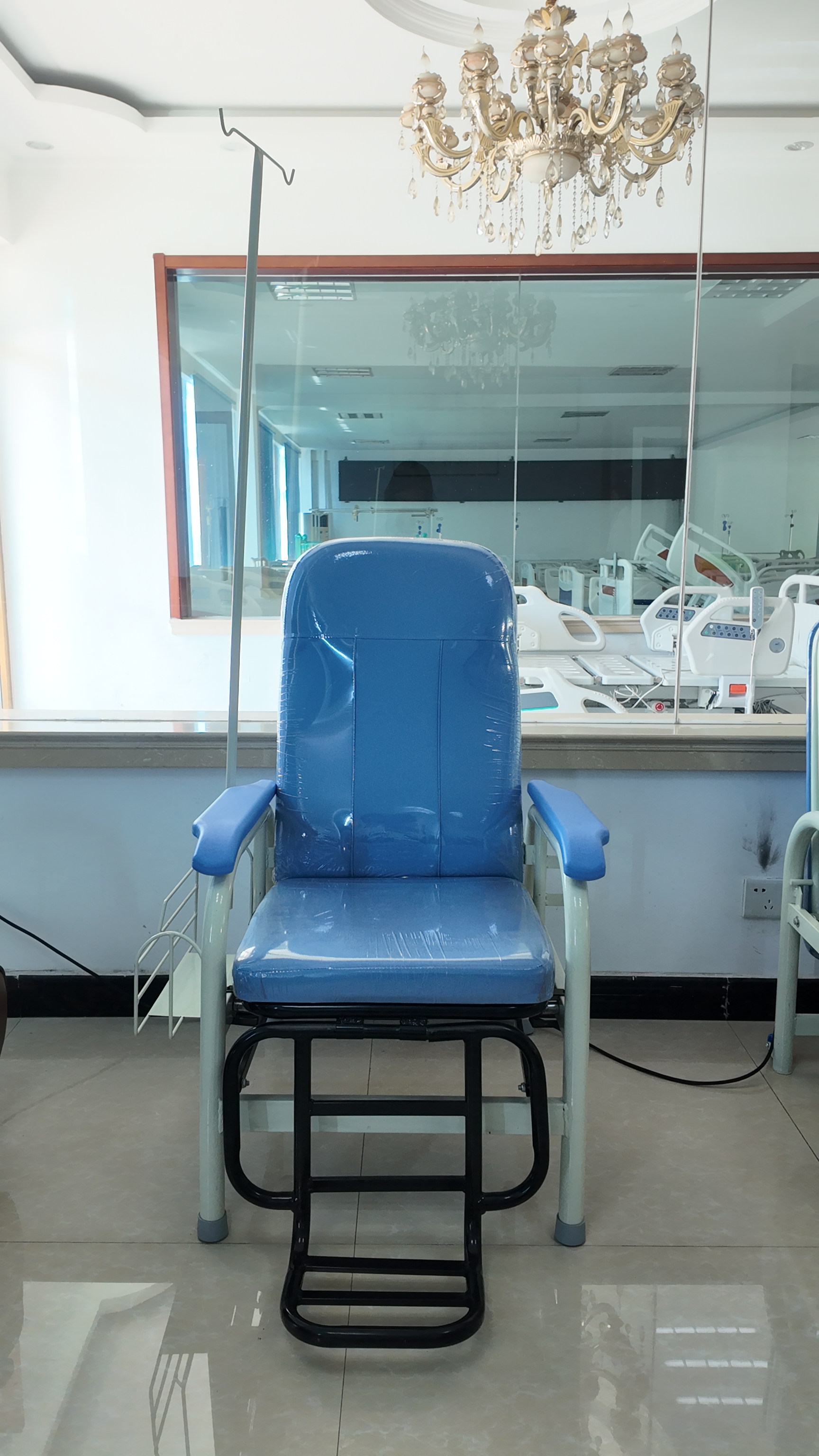 Front view of the infusion chair