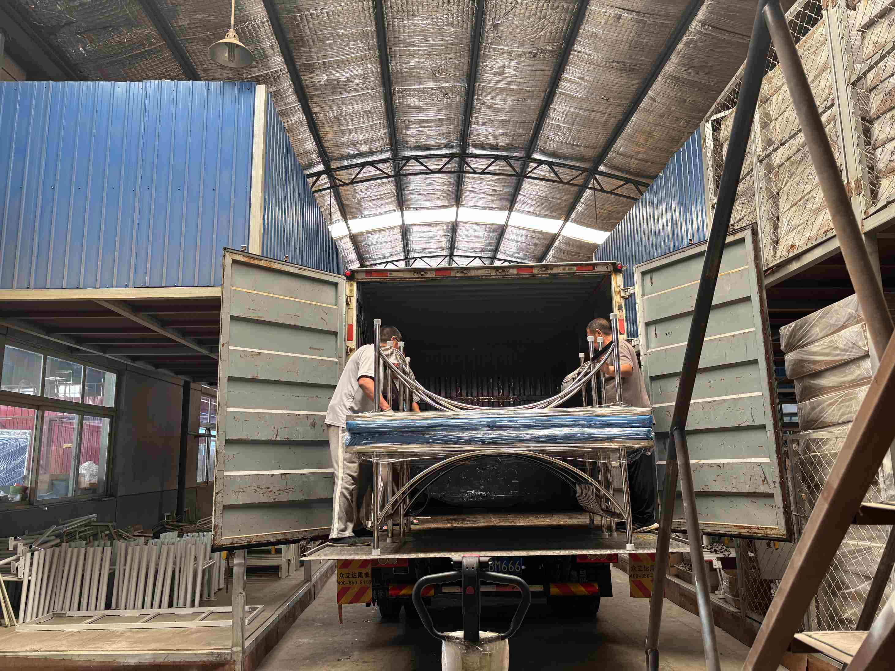 The master loaded the examination bed onto the vehicle and sent it to the customer's destination.