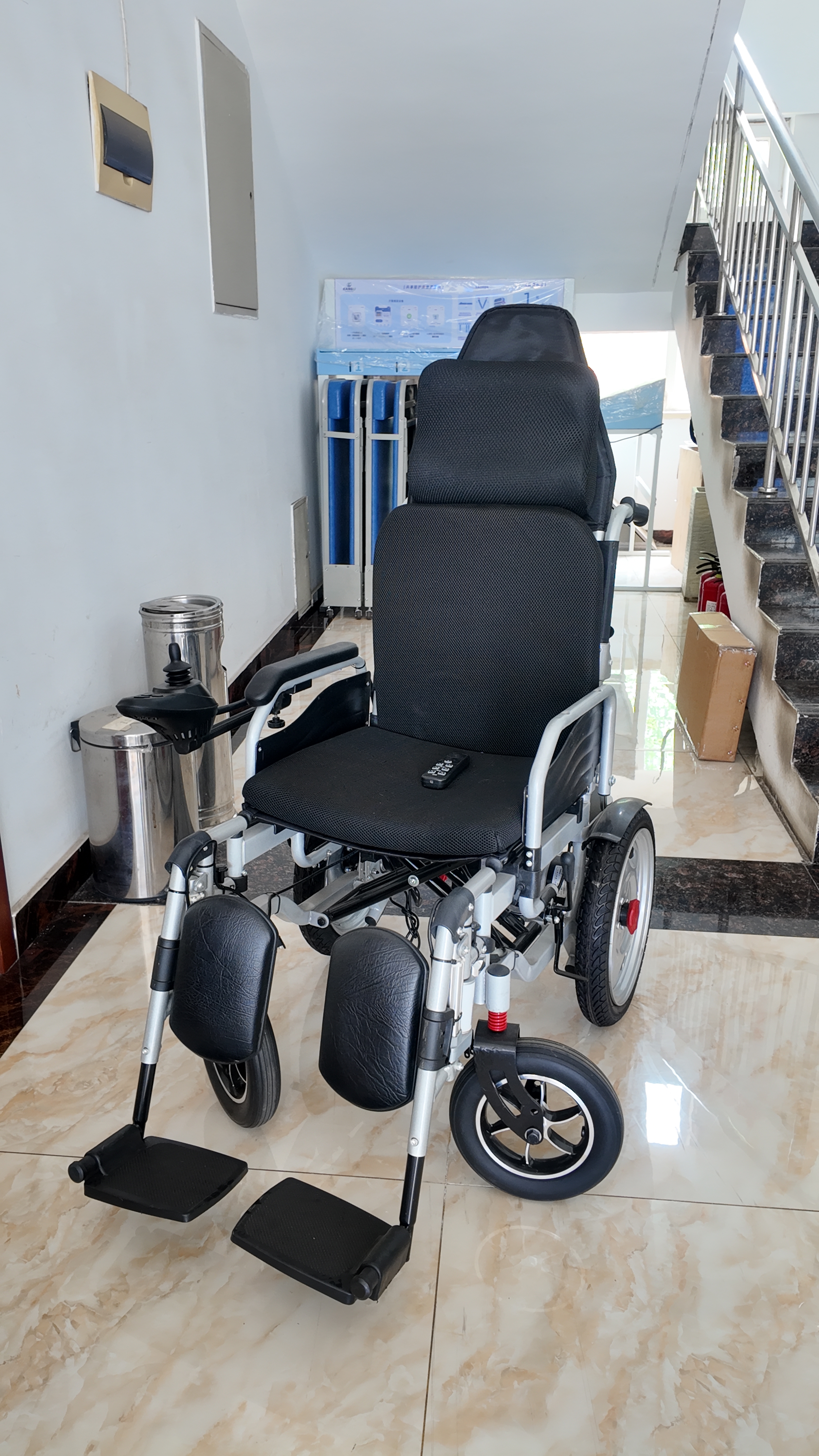 High-back electric wheelchair
