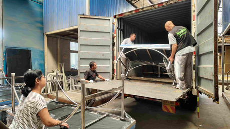 Workers are transporting and loading 16 examination beds onto the vehicle..jpg