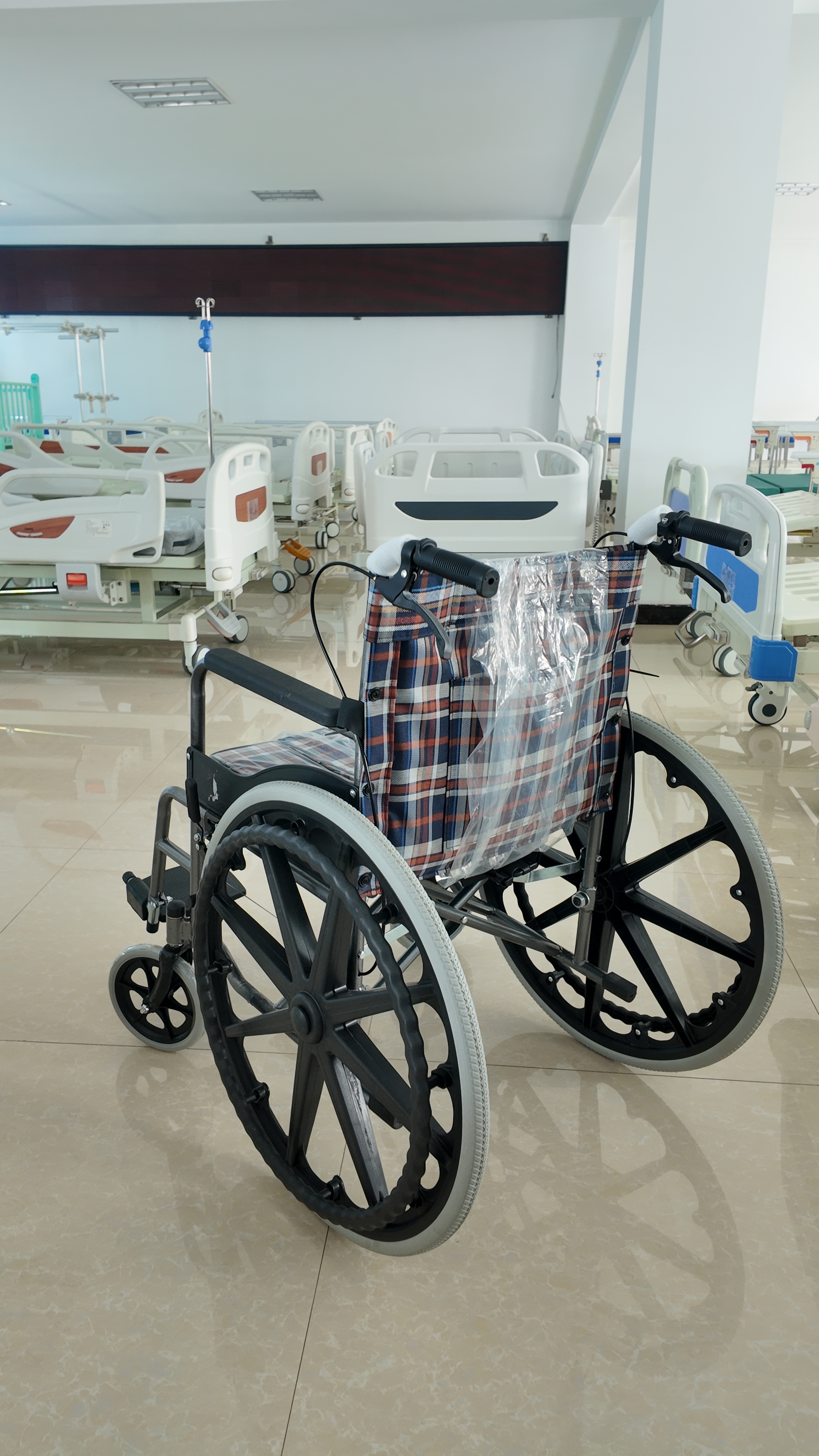 Diagram of the rear of a wheelchair with a built-in urinal